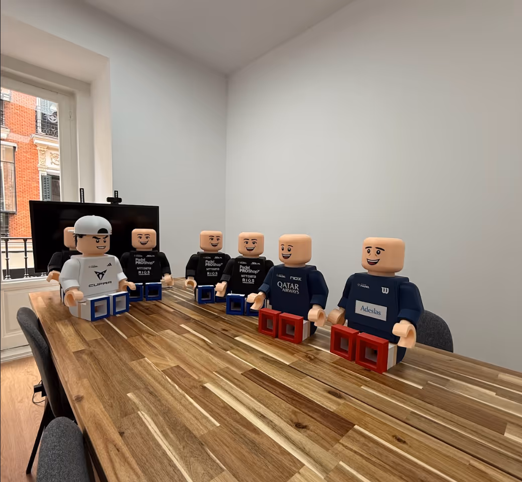 Figuras de lego a escala muy grande con marcas reconocidas estampadas en sus camisetas. Para evento de marketing experiencial.