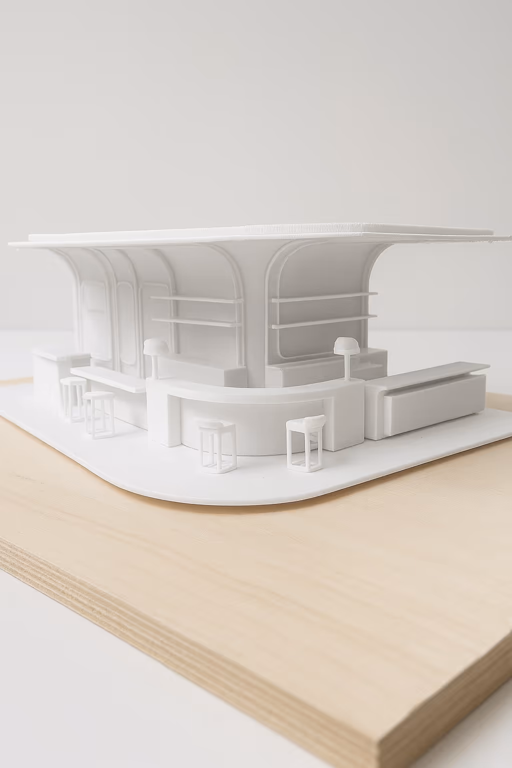 Foto de una maqueta realizada para la empresa Rockwell. Es una maqueta de arquitectura de un bar en color balnco.