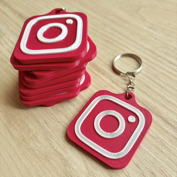 llavero nfc con logo de instagram para esa red social al acercar un telefono