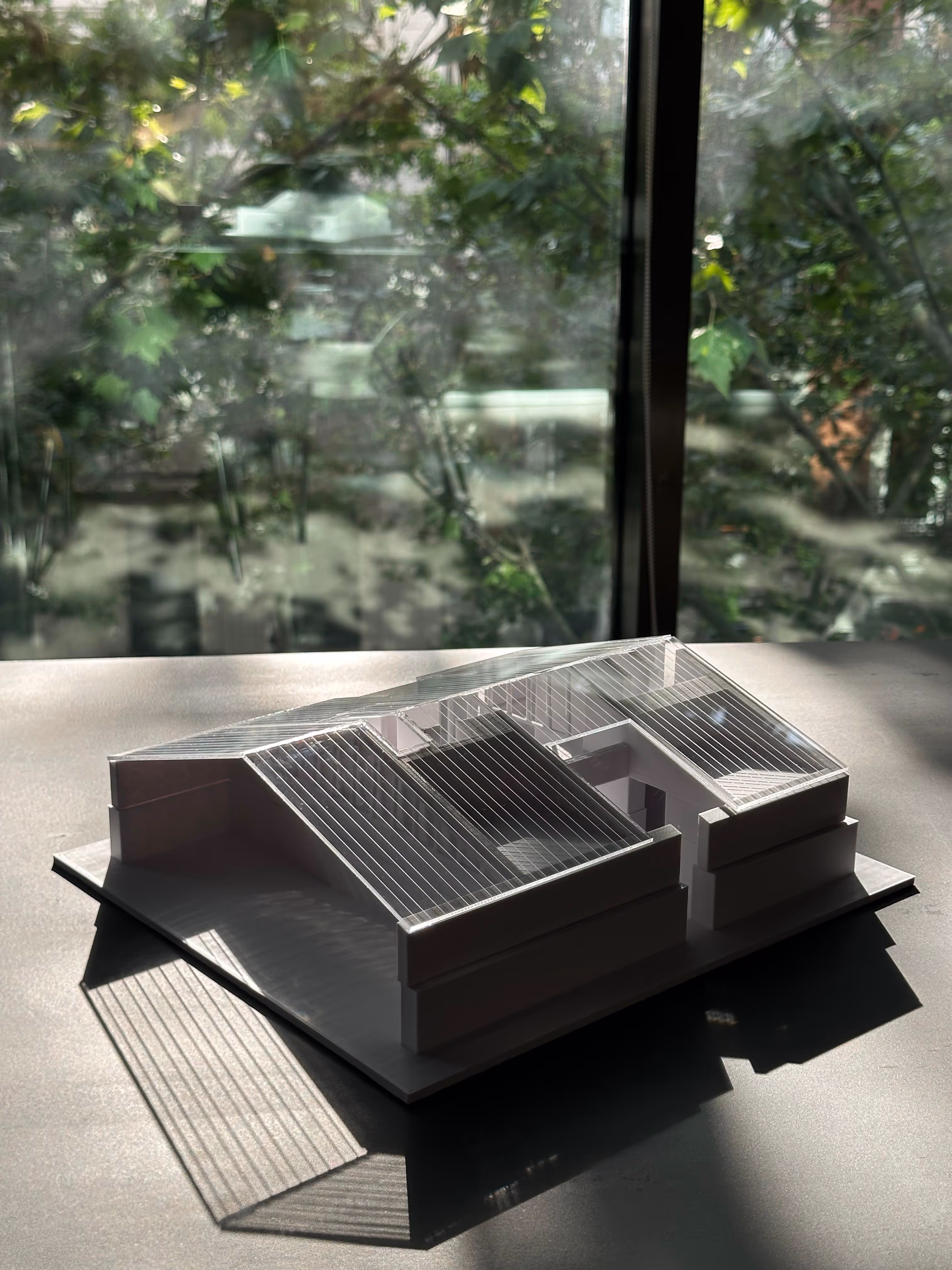 Foto de una maqueta 3d blanca para un estudio de arquitectura, hay un fondo con plantas en la foto
