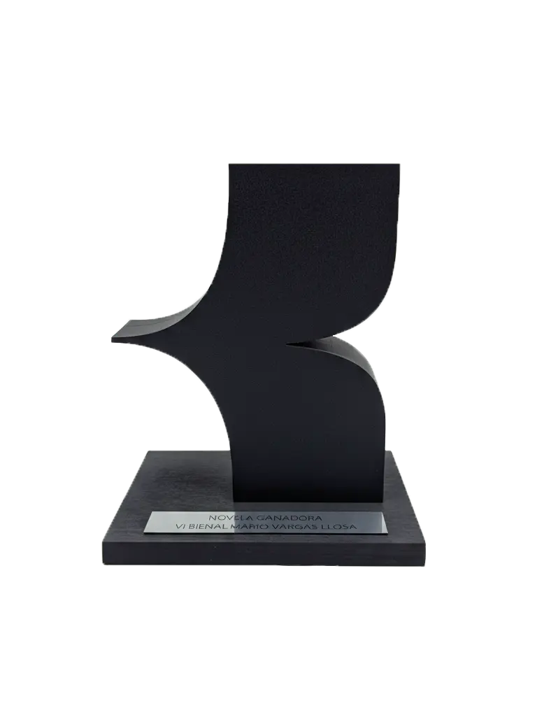Trofeo negro moderno sobre una base con placa que dice Novela Ganadora VI Bienal Mario Vargas Llosa.