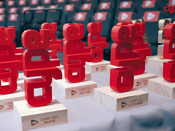 Trofeos rojos con base blanca para el Summit 2025 de CYPE, alineados sobre una mesa.