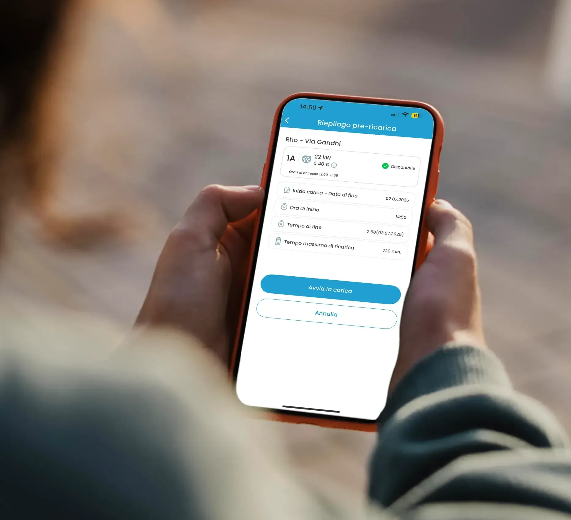 Persona che tiene uno smartphone con app per la ricarica di un'auto elettrica, mostra i dettagli del punto di ricarica a Rho, Via Gandhi, con opzioni di orario e durata.