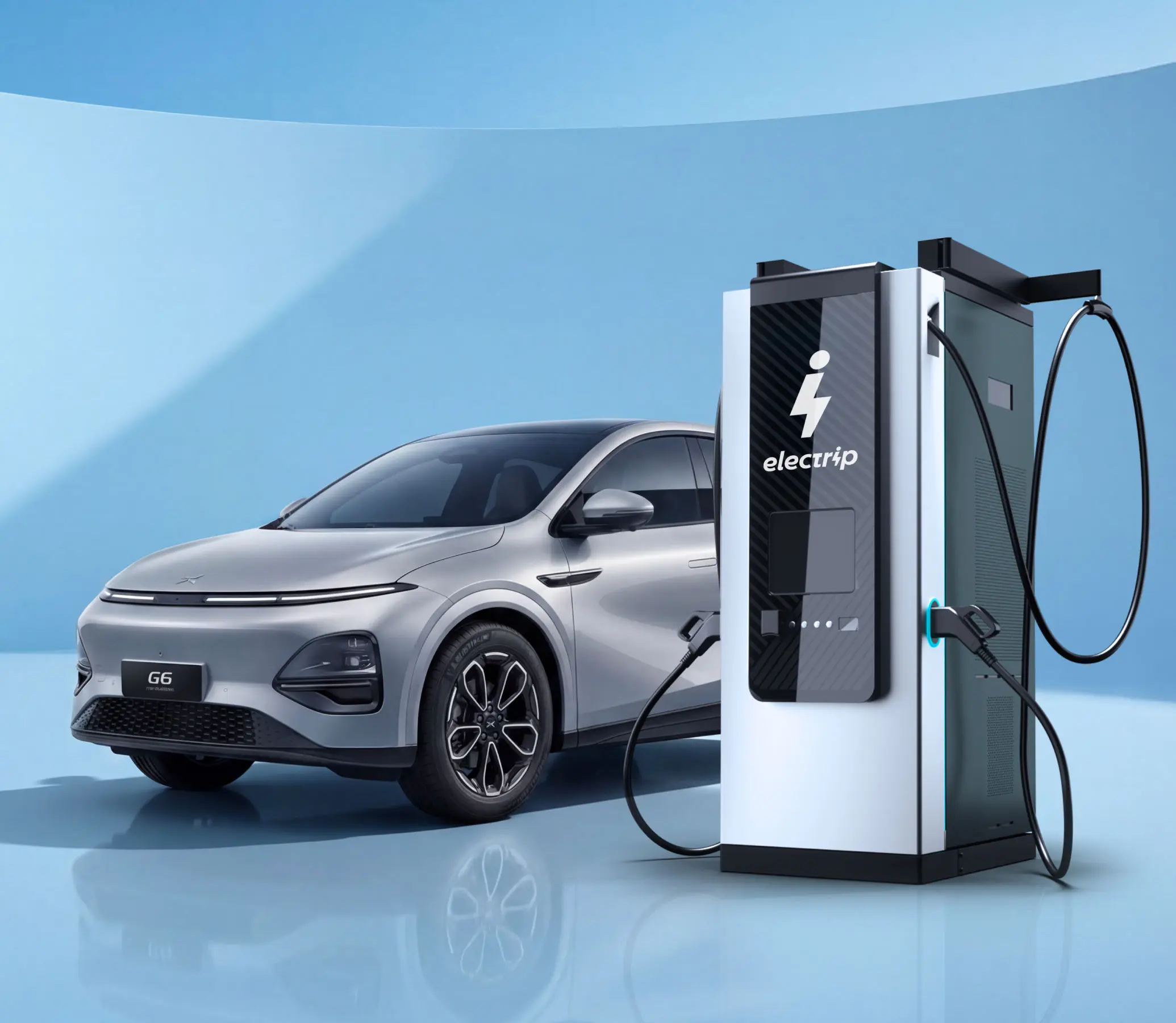Auto elettrica grigia modello G6 collegata a una colonnina di ricarica Electrip su sfondo blu.