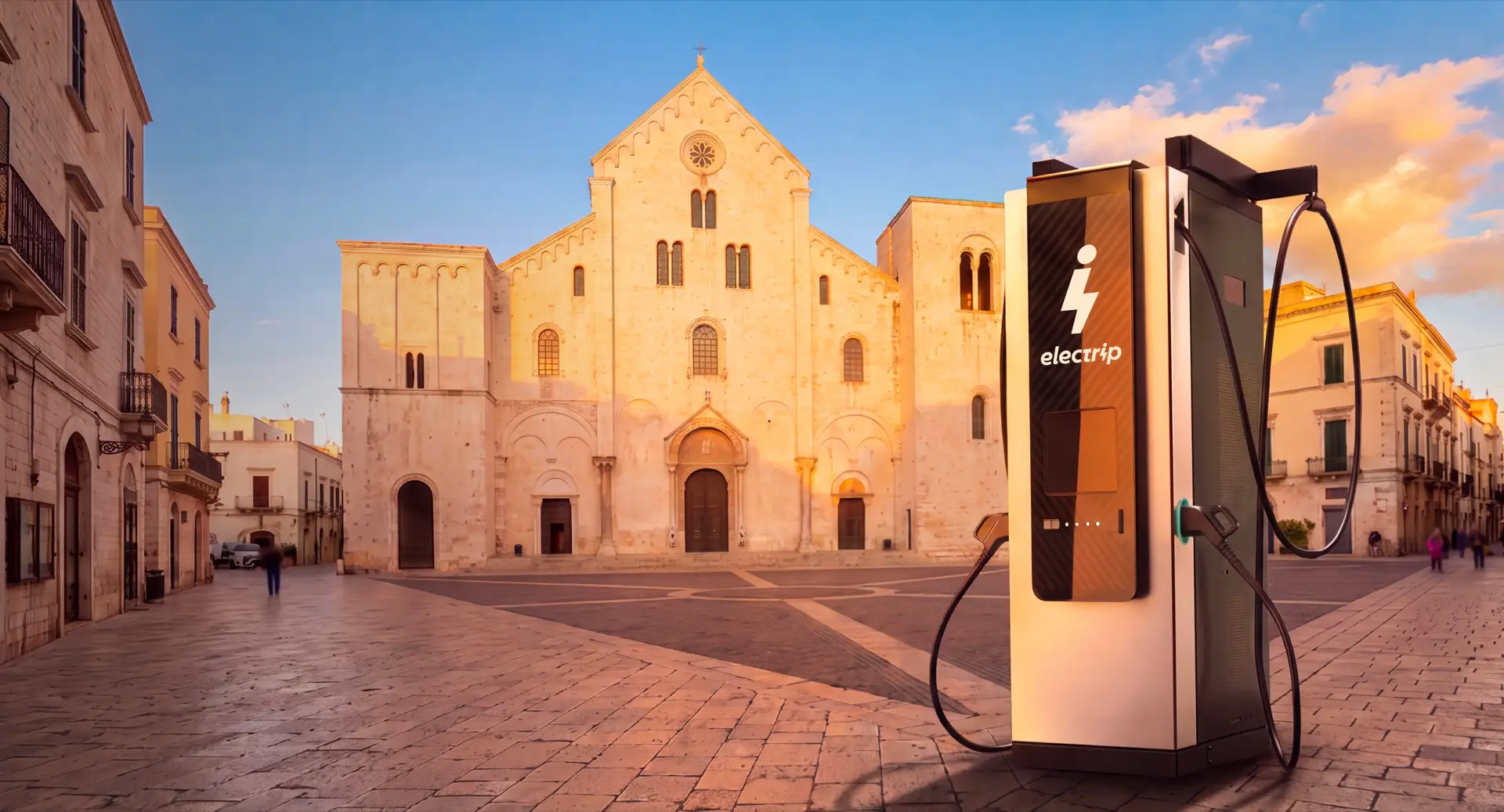 Colonnina di ricarica elettrica Electrip in piazza storica con chiesa al tramonto.