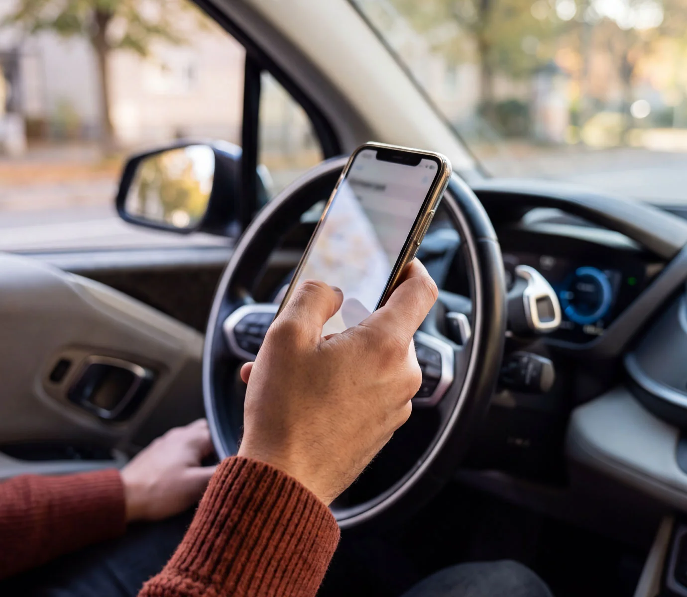 Automobilista che cerca la stazione Electrip più vicina sulla mappa dell'app