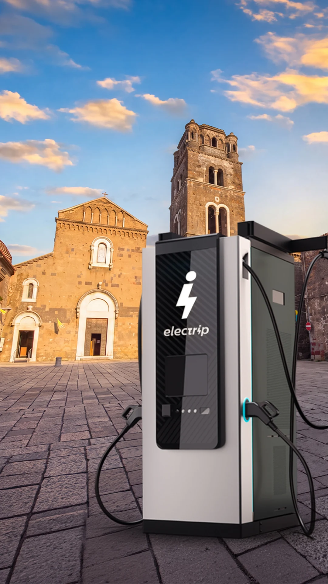 Colonnina di ricarica Electrip davanti a una chiesa storica nel Casertano.