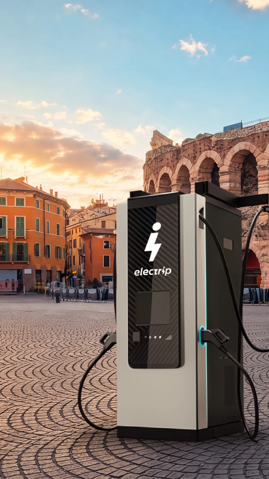 Colonnina di ricarica Electrip in piazza Bra a Verona, con l'Arena sullo sfondo.