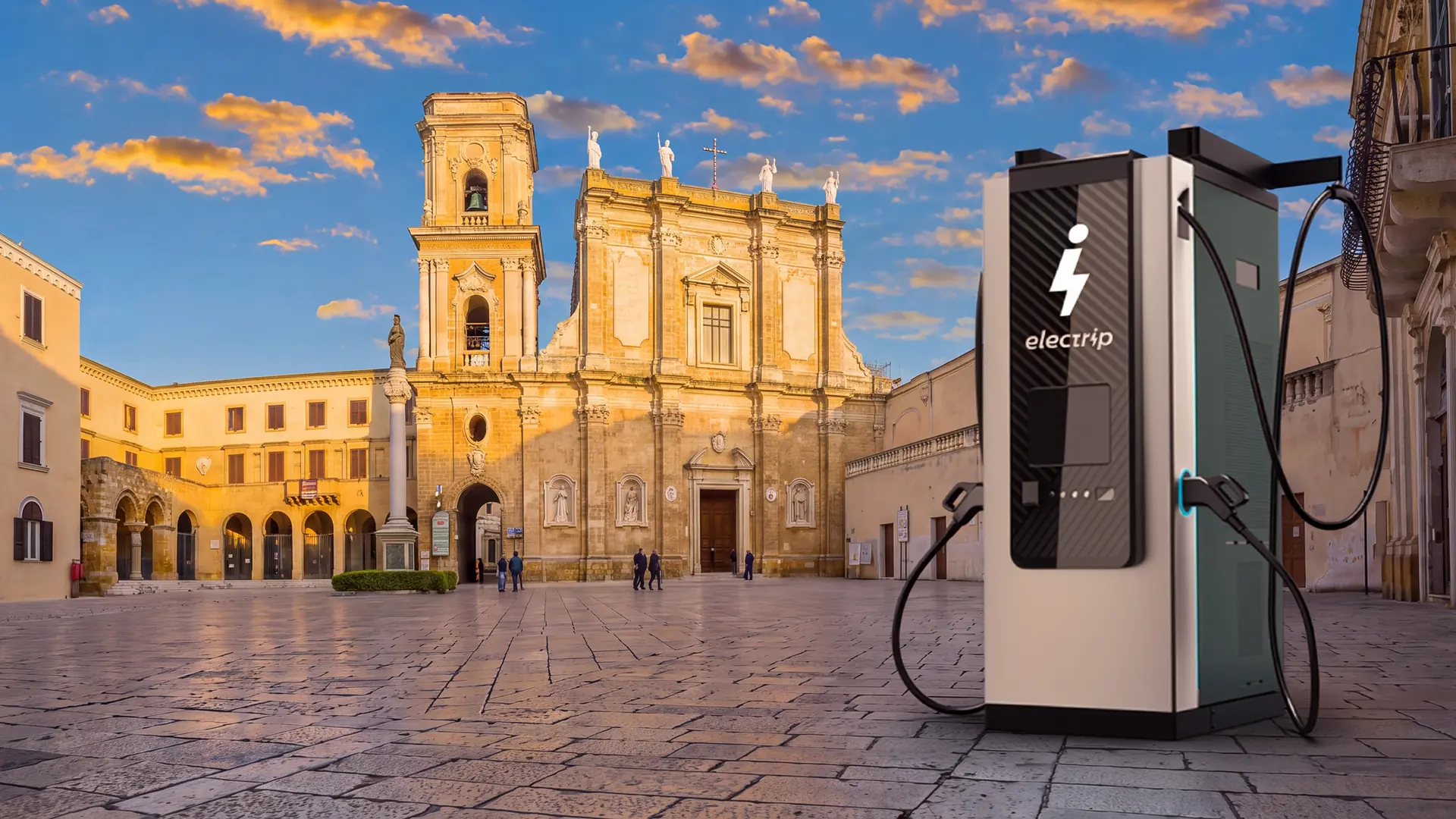 Colonnina di ricarica Electrip nel centro di Brindisi, con la cattedrale sullo sfondo.