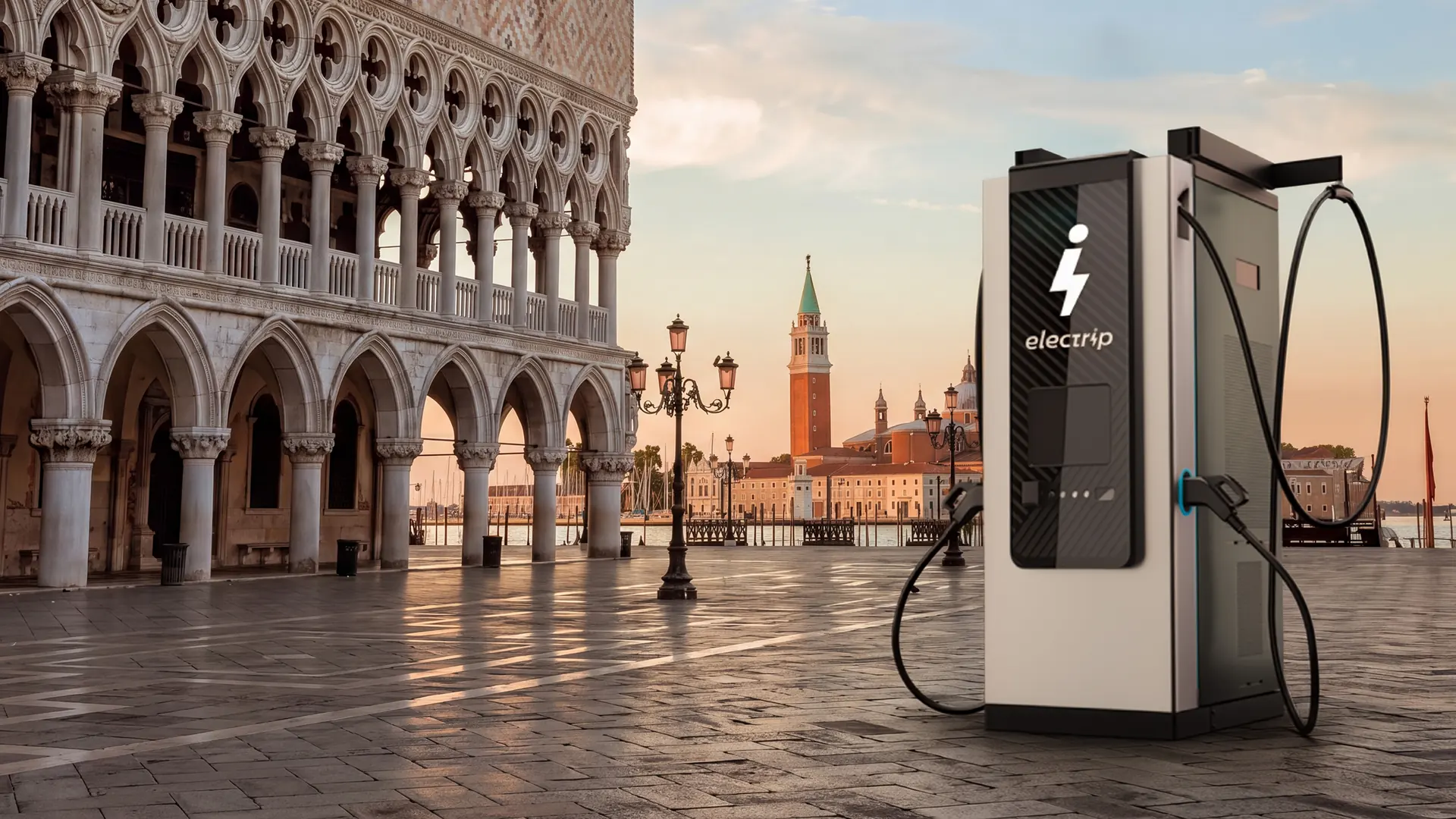 Colonnina di ricarica ultrafast Electrip affacciata sulla laguna di Venezia.