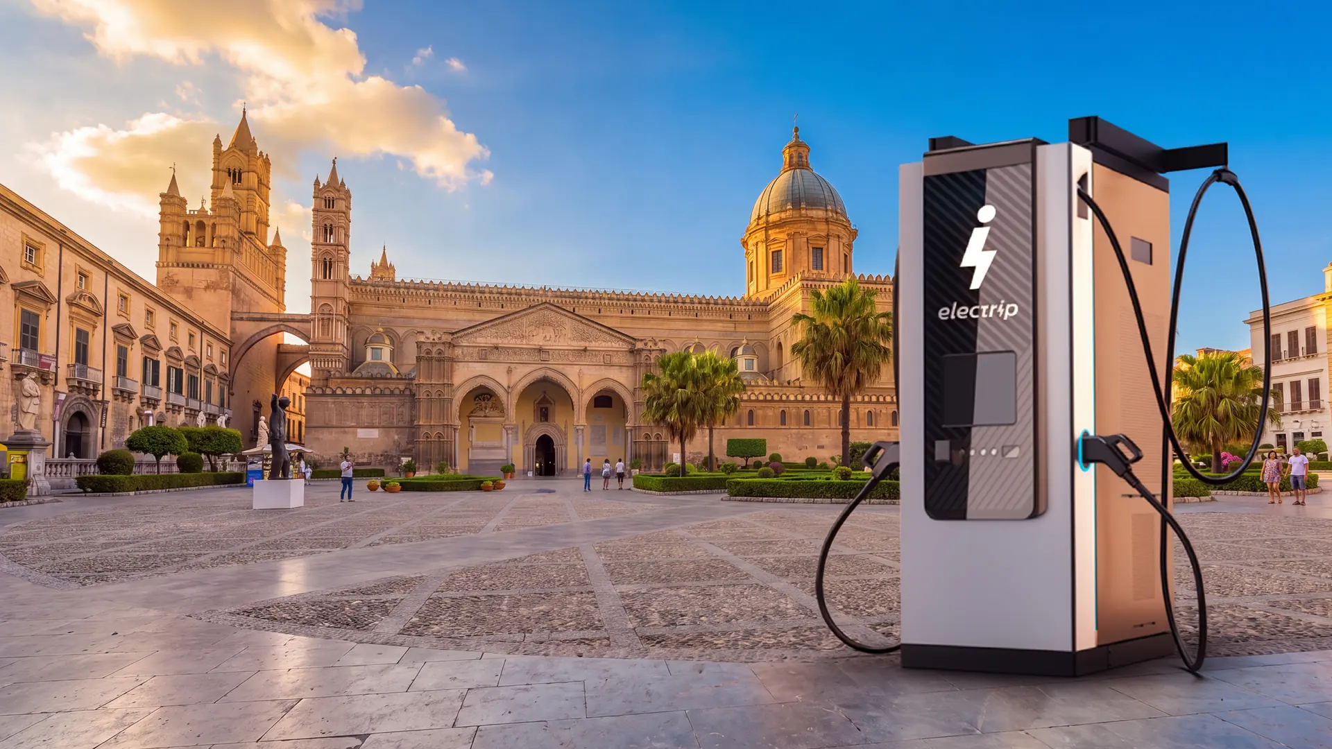 Colonnina di ricarica ultrafast Electrip davanti alla Cattedrale di Palermo.
