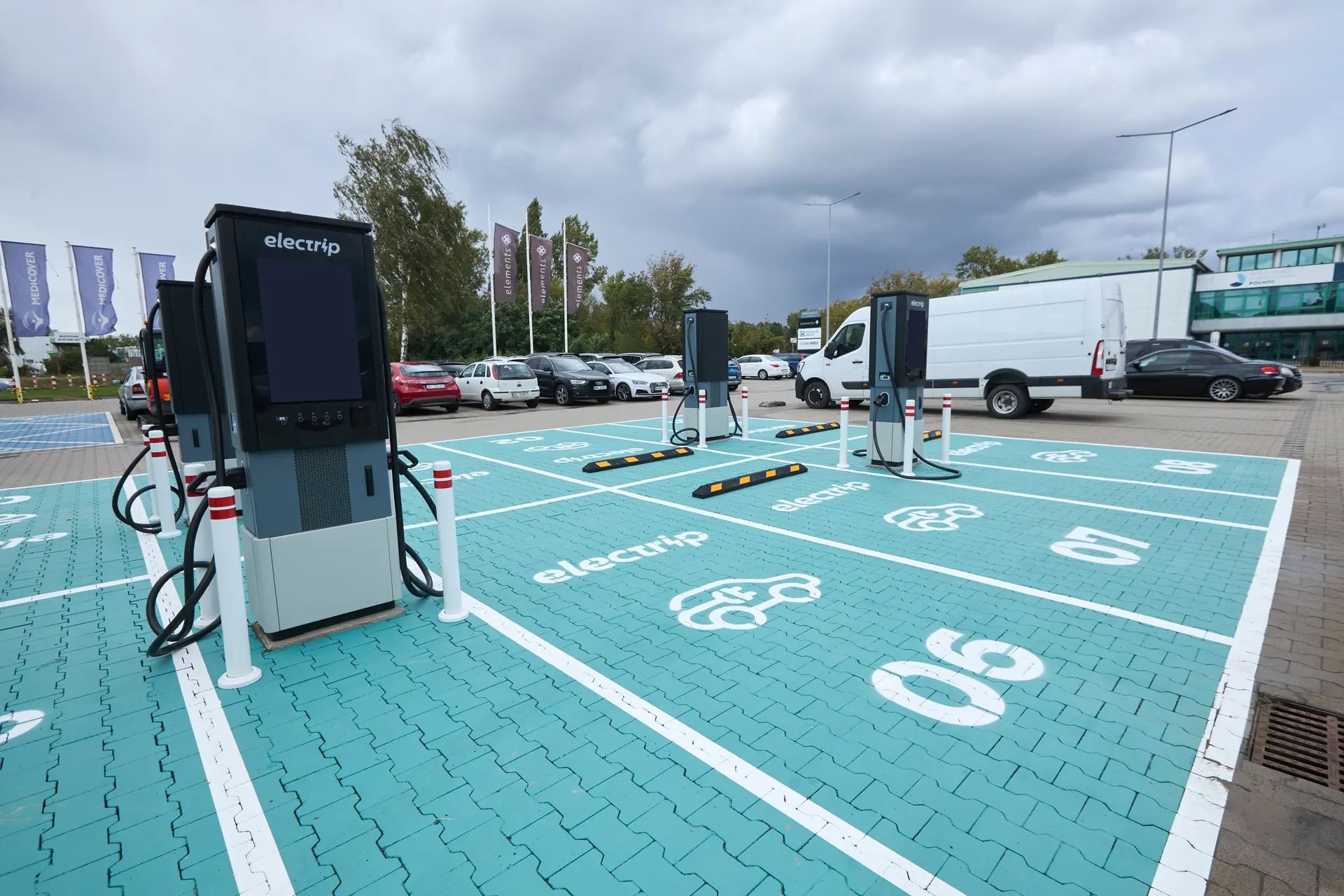 Hub ładowania Electrip przy ul. Elektronowej w Warszawie z ultraszybkimi ładowarkami na oznaczonych stanowiskach
