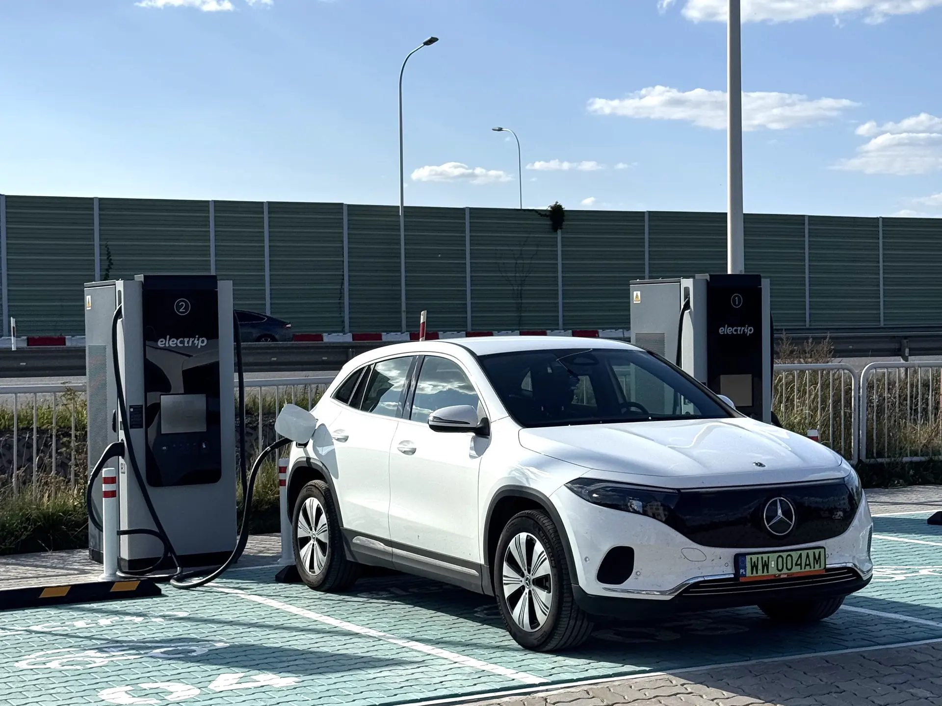 Biały samochód elektryczny ładowany przy stacji Electrip na MOP Barak Wschód