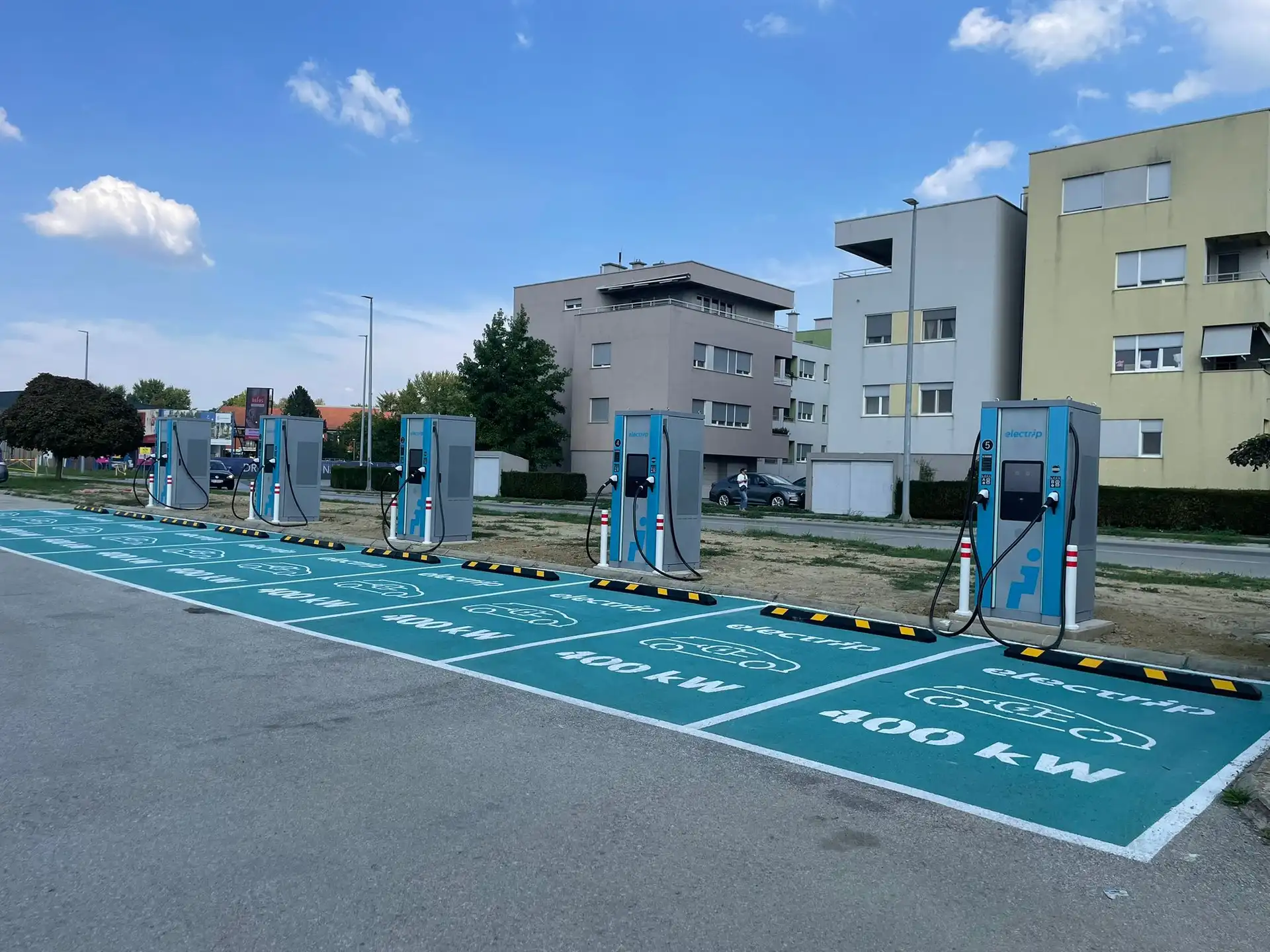 Električno vozilo na Electrip punionici snage 400 kW kod Emmezete u Osijeku