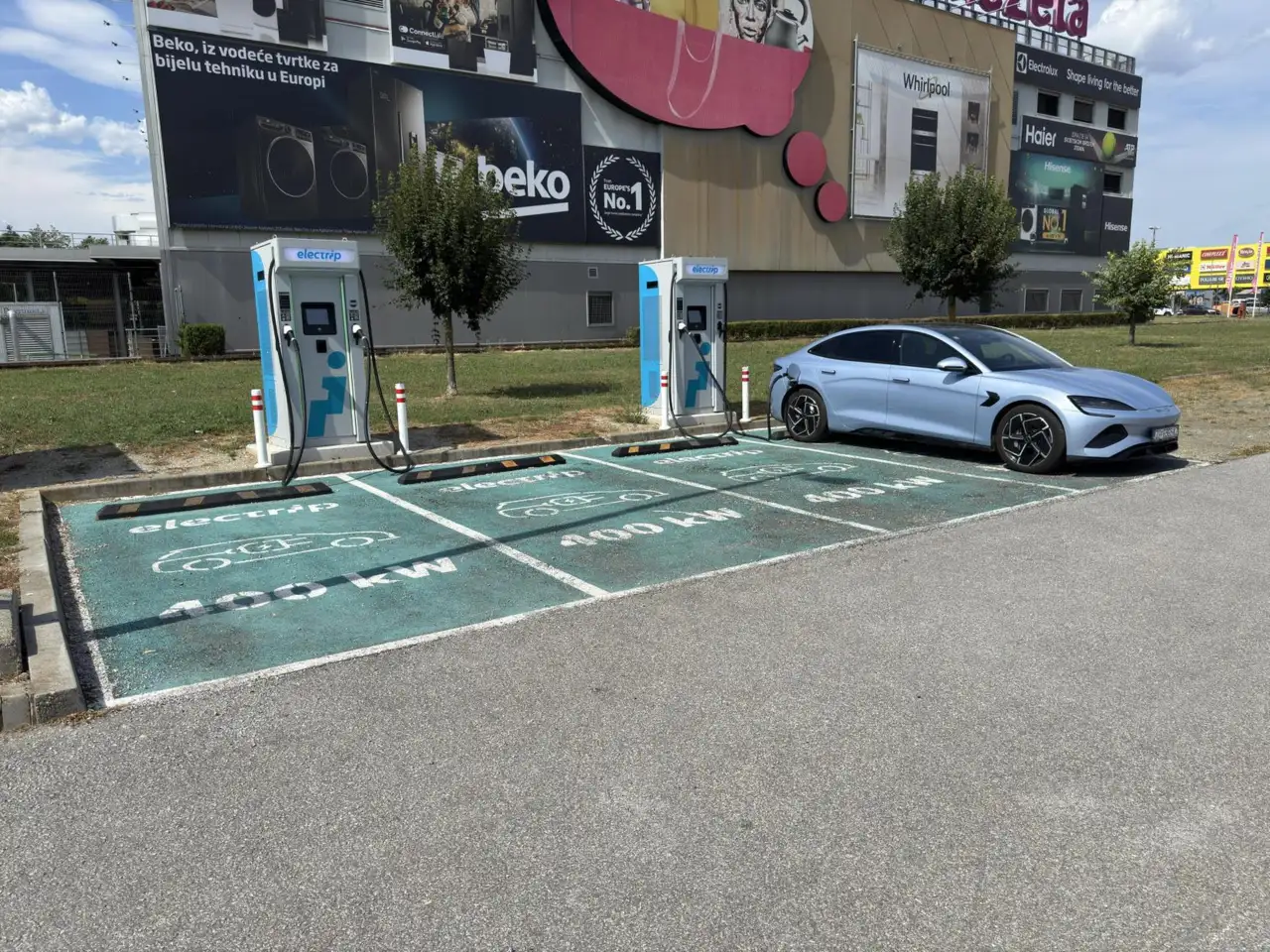 Električni automobil na Electrip punionici kod Emmezete Žitnjak u Zagrebu