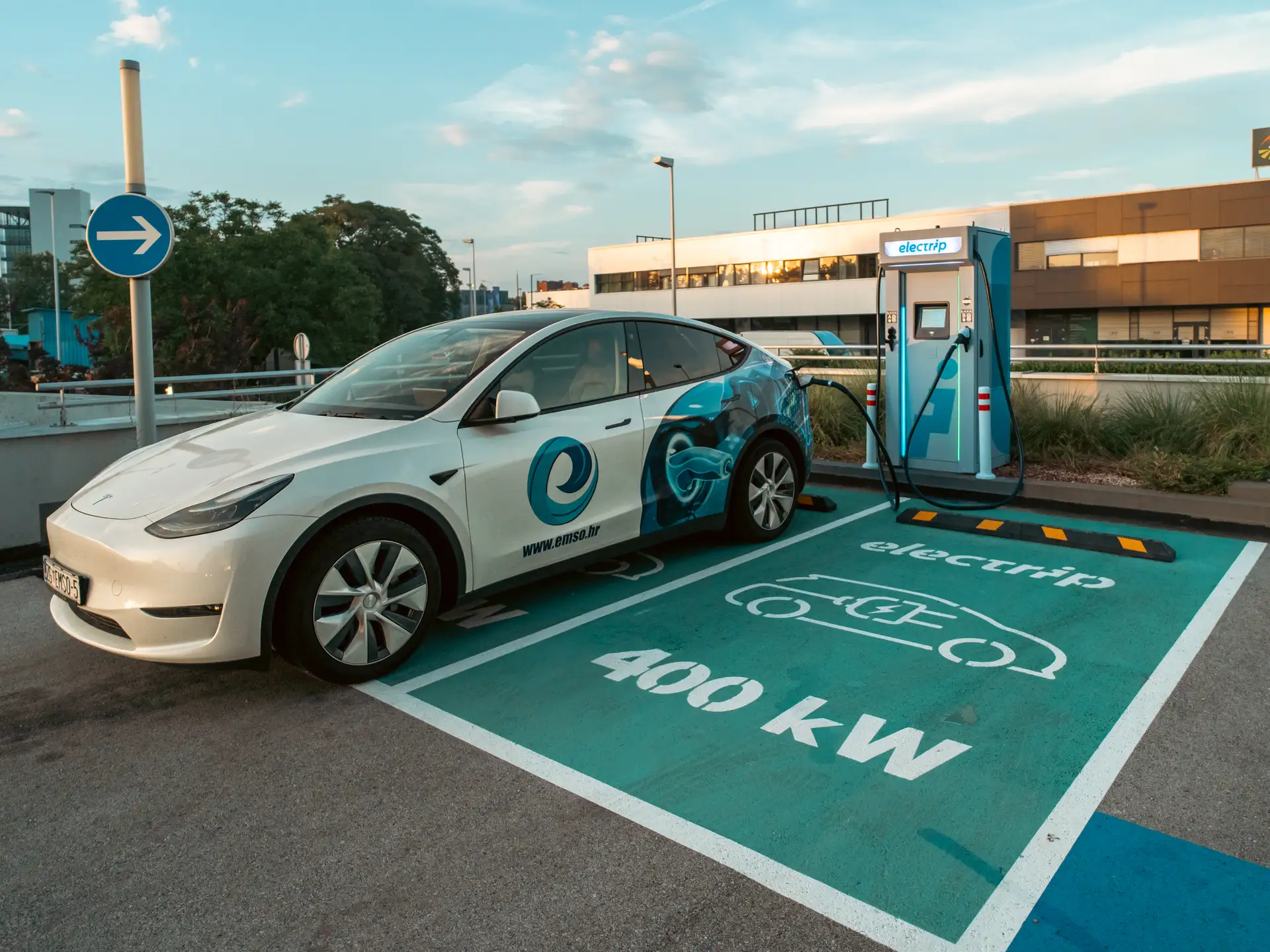 Električni automobil na ultrabrzom Electrip punjaču od 400 kW u Matrix Office Parku u Zagrebu
