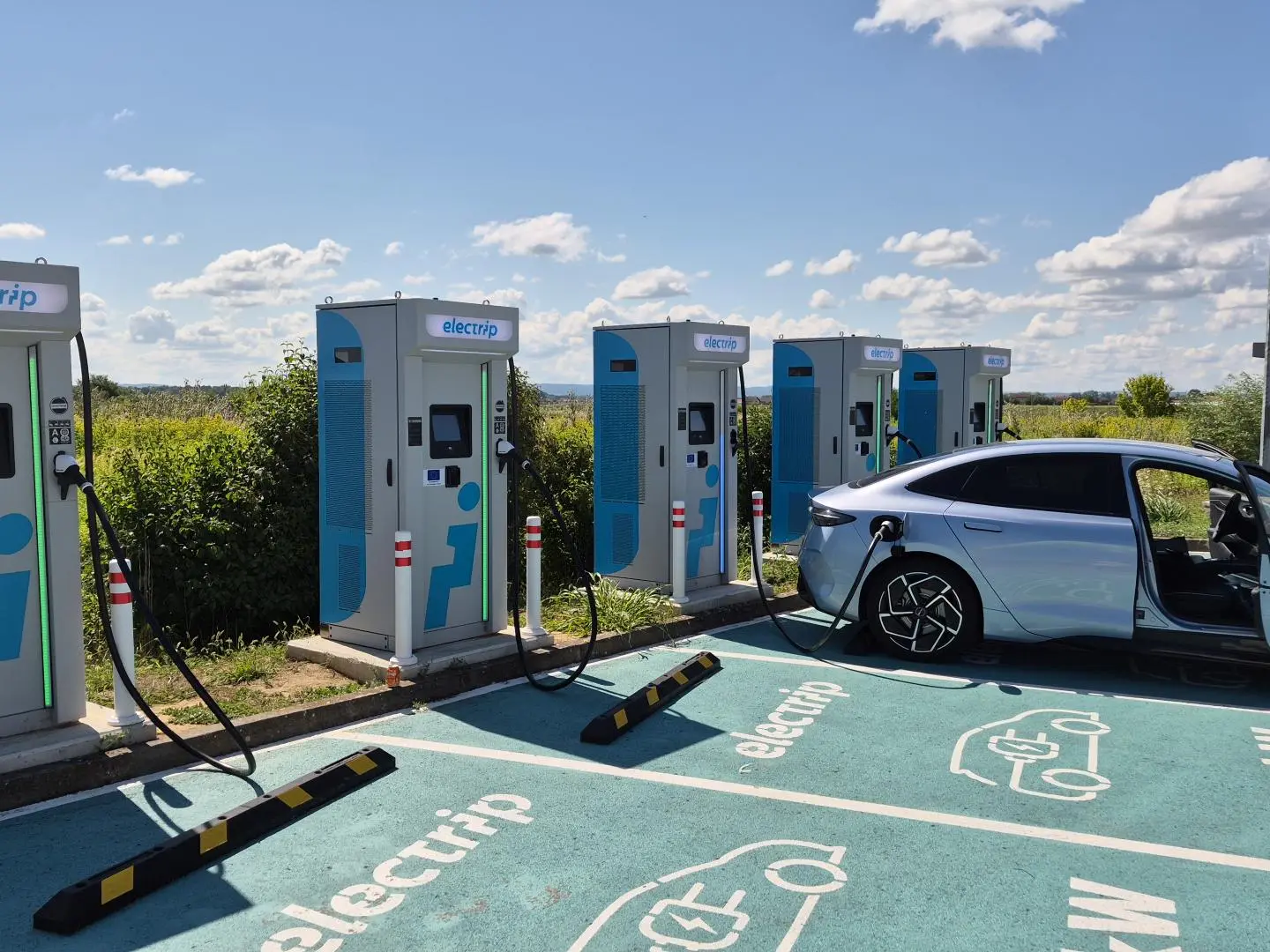 Electrip punjači snage 180 kW i električni automobil kod Emmezete u Slavonskom Brodu