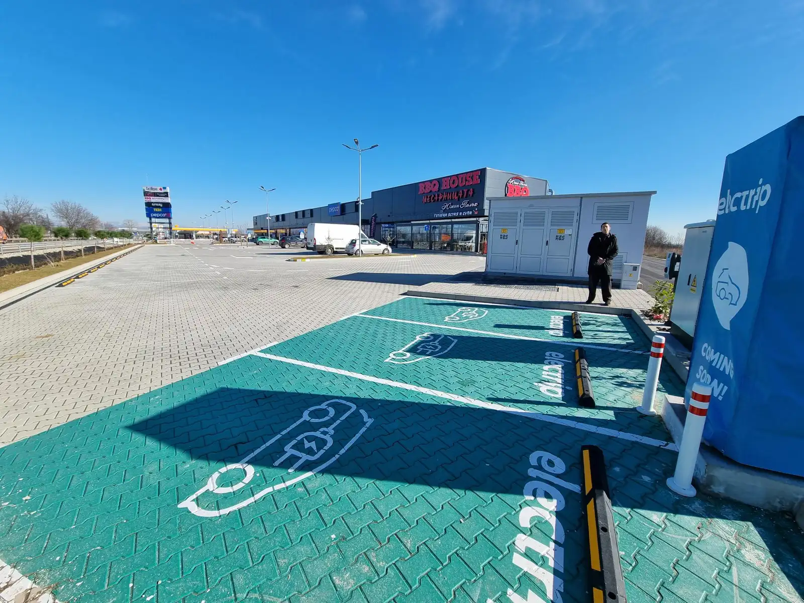 Ултра-бърза зарядна локация на Electrip в Ритейл парк East Road, Пловдив
