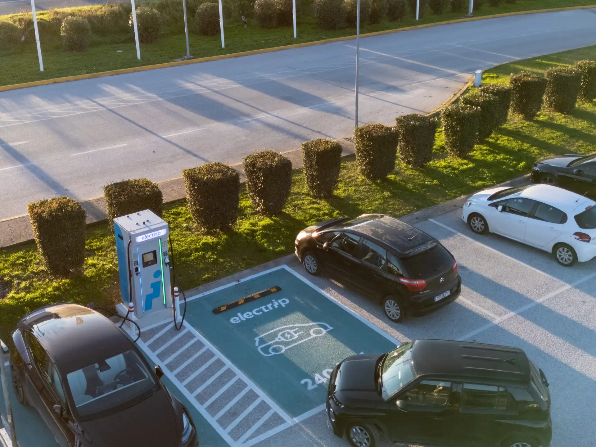 Ταχυφορτιστής Electrip στο πάρκινγκ του Flamingo Retail Park στην Ξάνθη