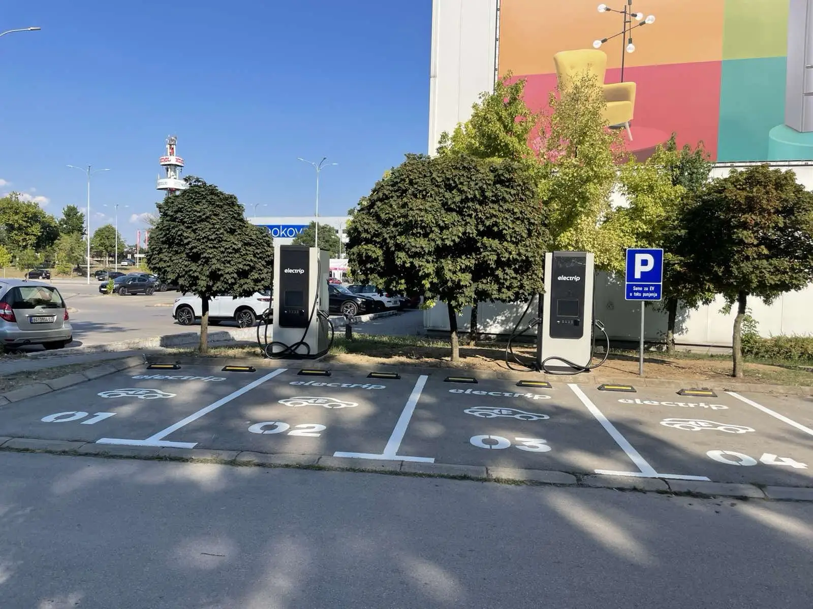 Υπερταχυφορτιστές Electrip 400 kW στο πάρκινγκ του Factory Outlet στην Αθήνα
