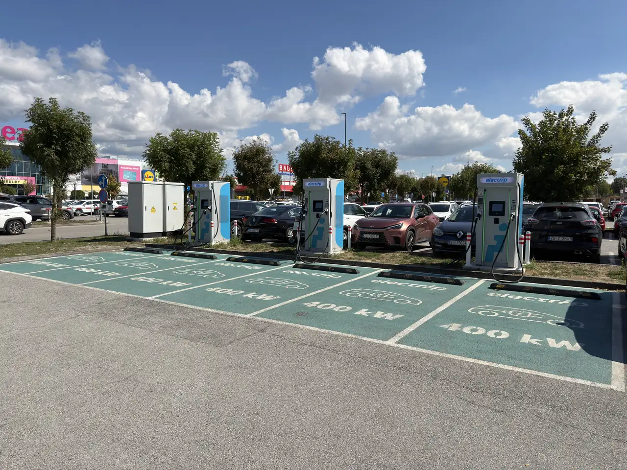 Ultrabrza Electrip punionica s punjačima od 400 kW na parkiralištu Emmezeta Jankomir u Zagrebu