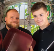 Michael Kaserer und Raphael Ahornegger vom Team Bäder fürs Leben mit Werkzeugen.