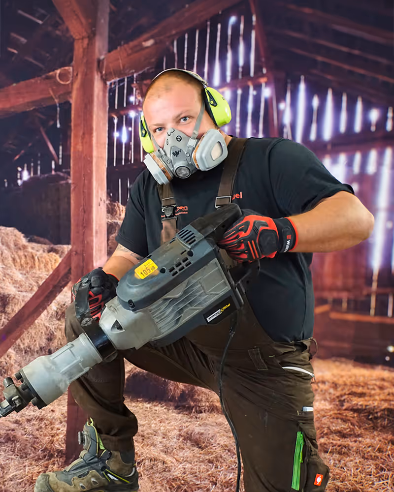 Michael Kaserer – Handwerksprofi und Projektmitarbeiter, spezialisiert auf Montage, Baukoordination und Feinarbeiten.