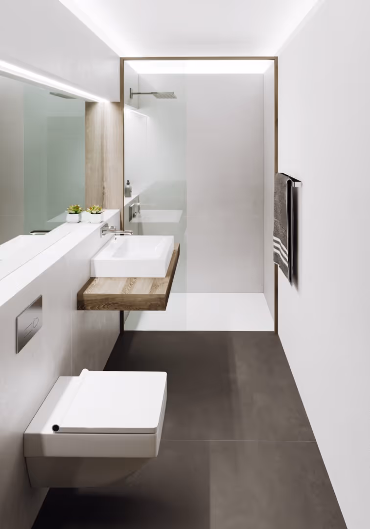 Modernes, helles Bad im minimalistischen Stil mit langem Waschtisch, großen Spiegeln und bodengleicher Dusche.