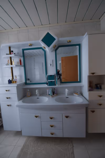 Altes Bad mit großem Spiegel und Doppelwaschbecken Vintage Stil