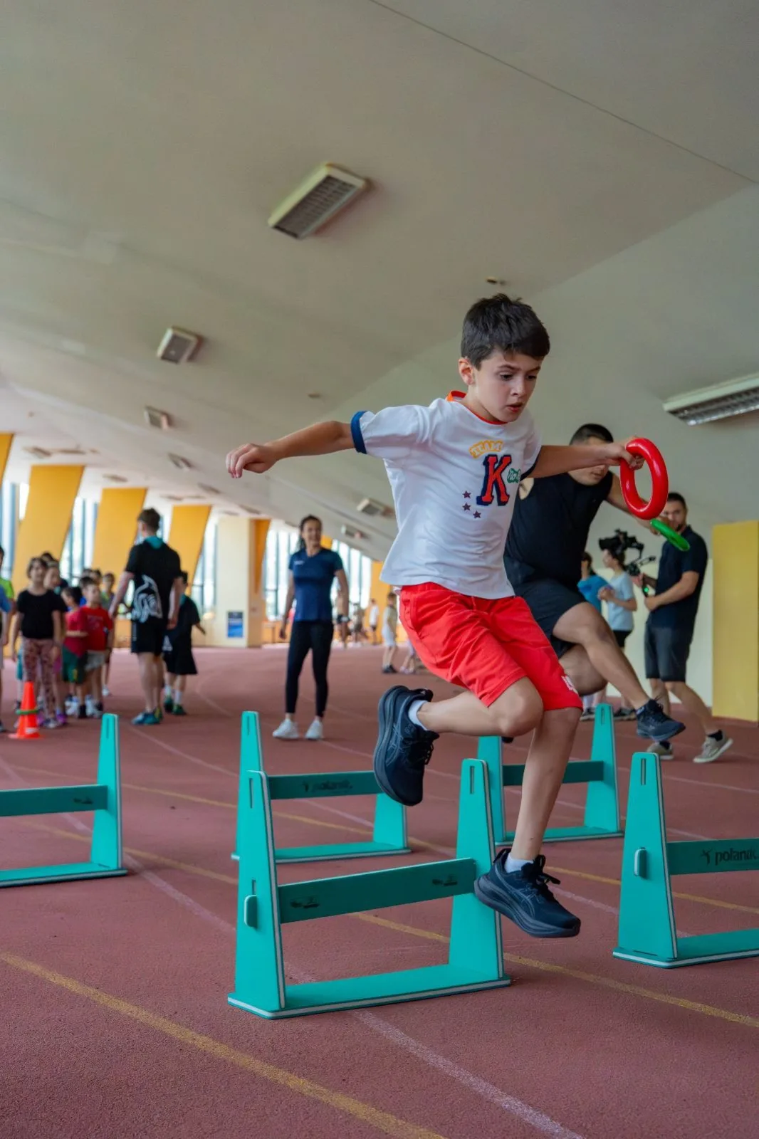Дете прескача препятствия на закрита писта в занималнята на Fit Kids