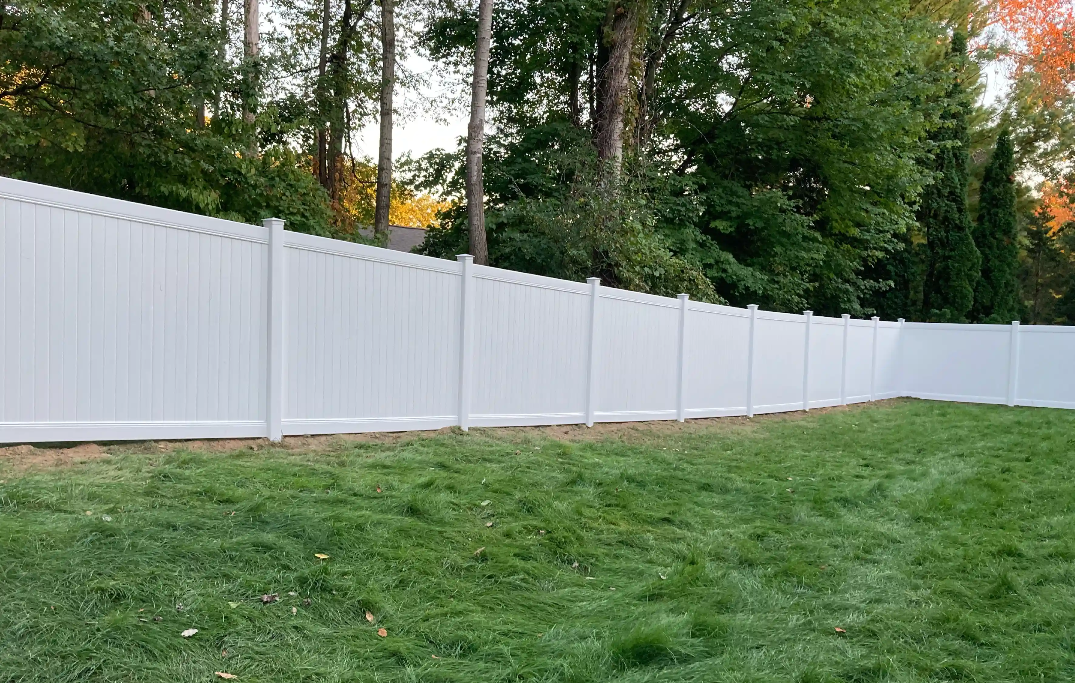 vinyl fence installation in backyard