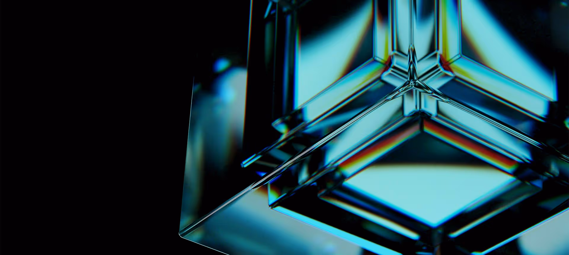 Ein geometrischer Glaskörper auf dunklem Hintergrund, in dem sich das Licht bricht