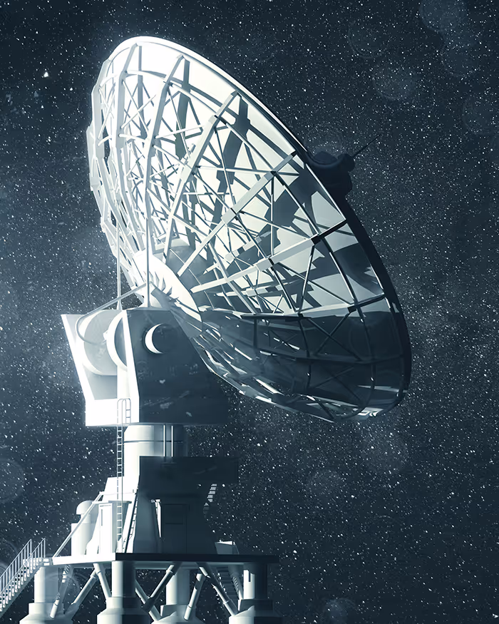 Eine große Satellitenschüssel vor einem dunklen Sternenhimmel.