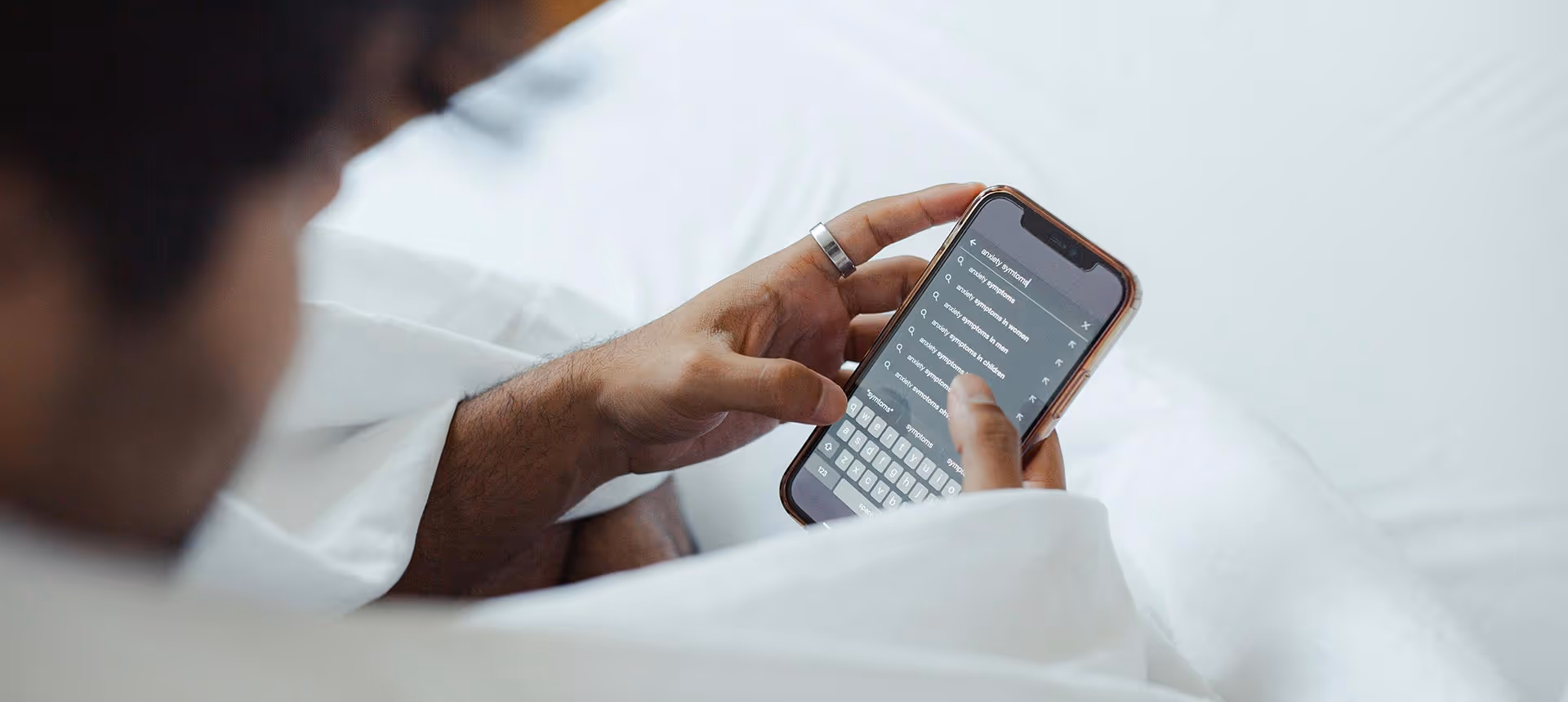 Mann im Bett nutzt eine Suchmaschine für ein Problem