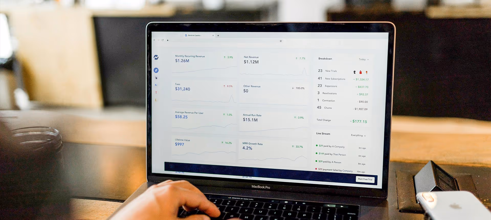 MacBook zeigt detaillierte SEO-Statistiken auf einem Dashboard.