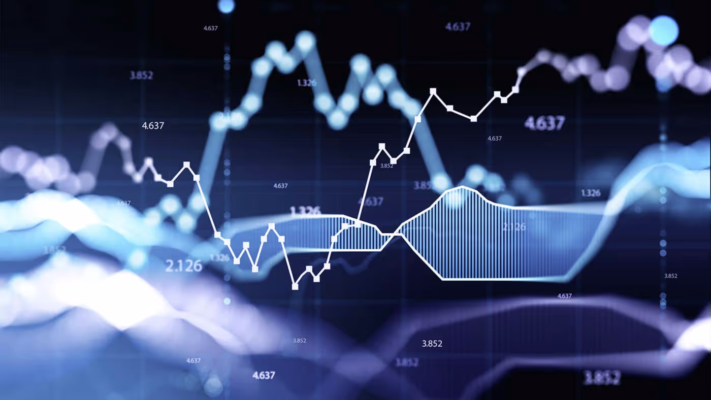 Abstrakte SEO-Statistiken überlagert, Vordergrund und Hintergrund unscharf.