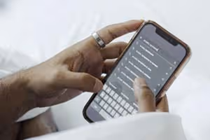 Smartphone auf dem etwas in einer Suchmaschine gesucht wird.