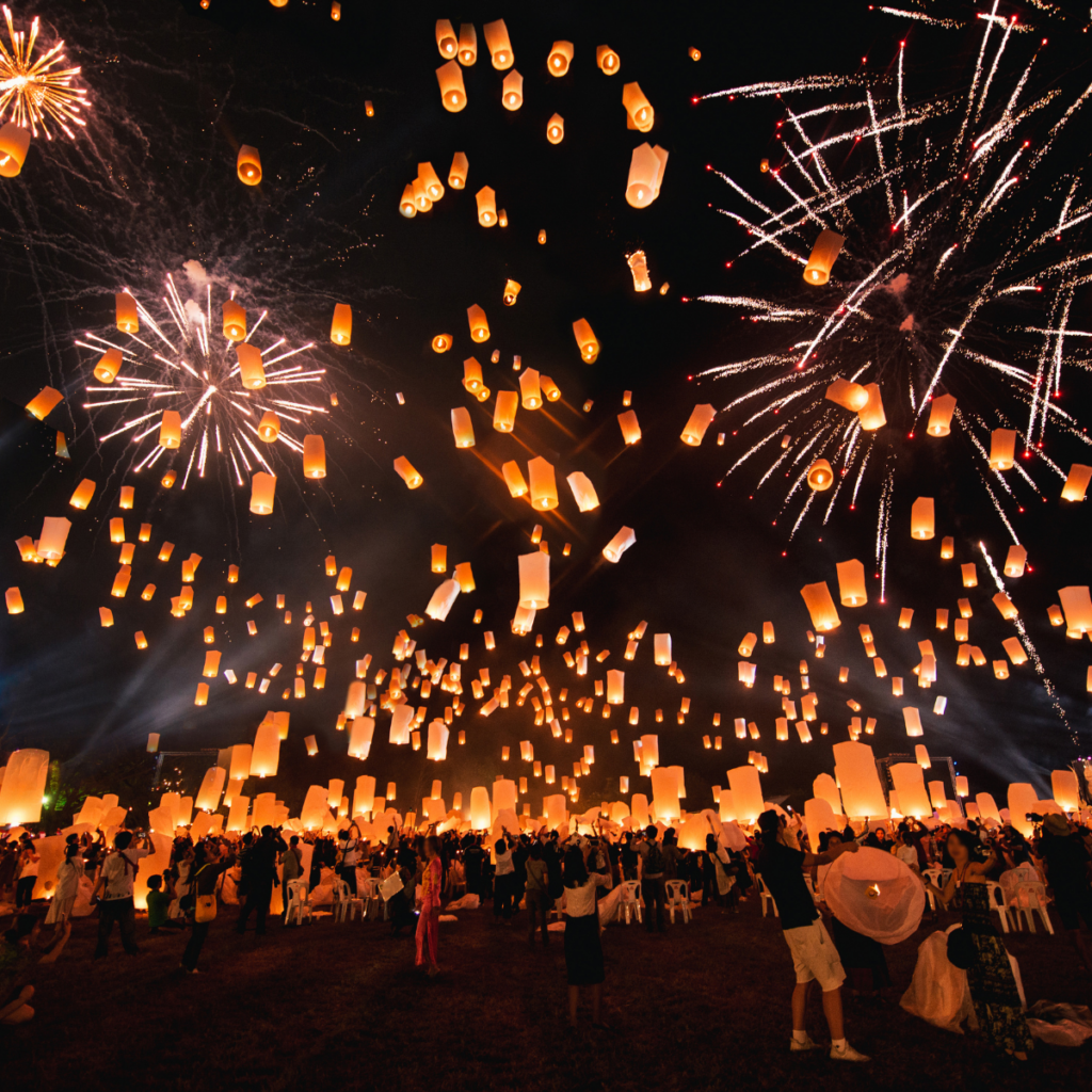 งานประเพณีลอยกระทง เผาเทียนเล่นไฟ สุโขทัย