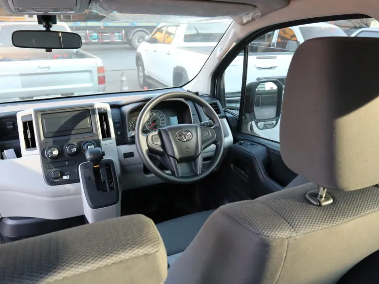 ไขปริศนาคาใจ ทำไมบริการ รถตู้ให้เช่า ต้องเป็นแบรนด์ TOYOTA