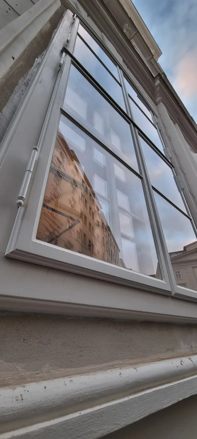 Moderné izolačné vlastnosti v tradičnom drevenom kastlovom okne.