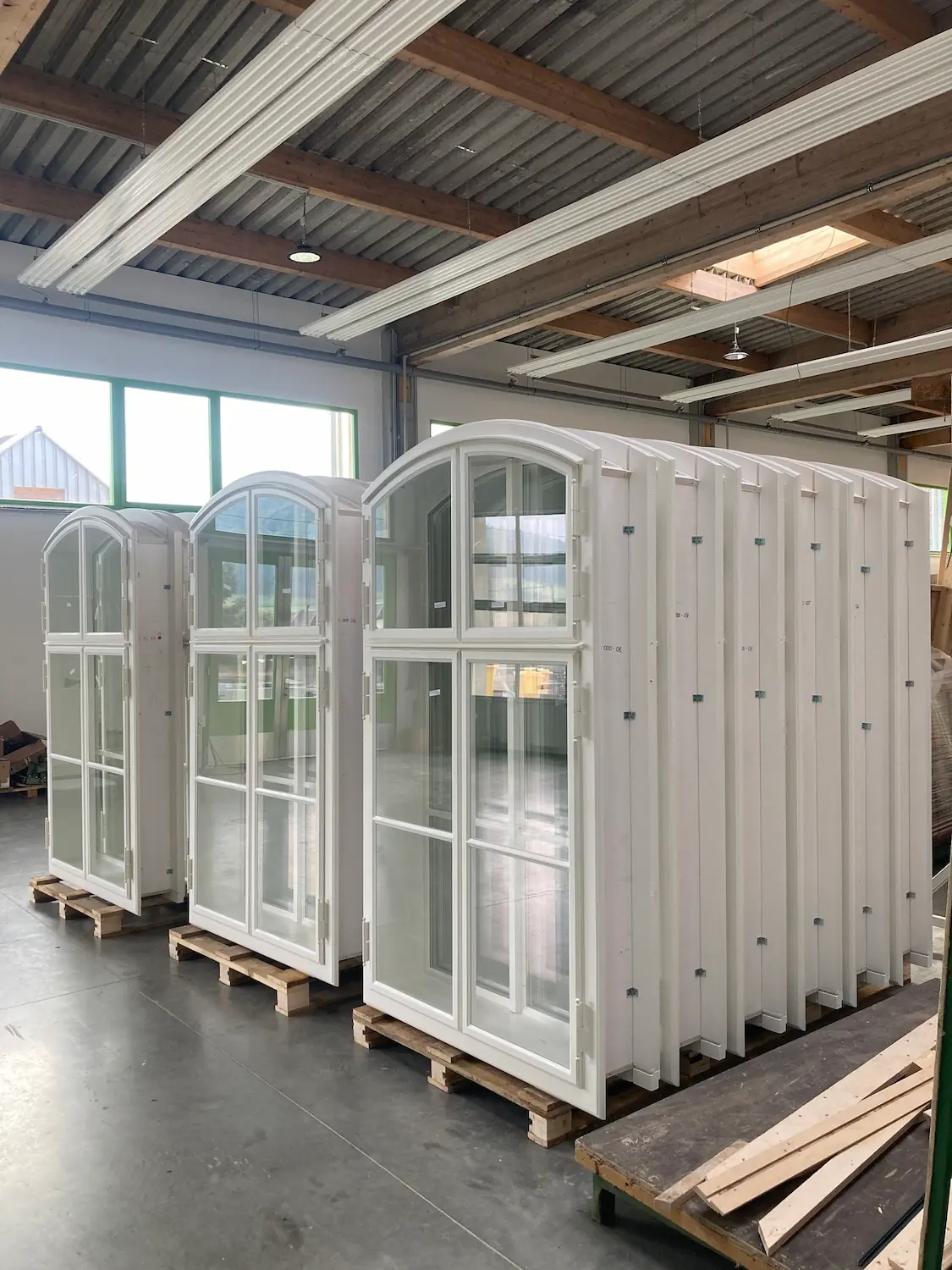 Hotové drevené kastlové okná pripravené na montáž v pamiatkovej zóne.