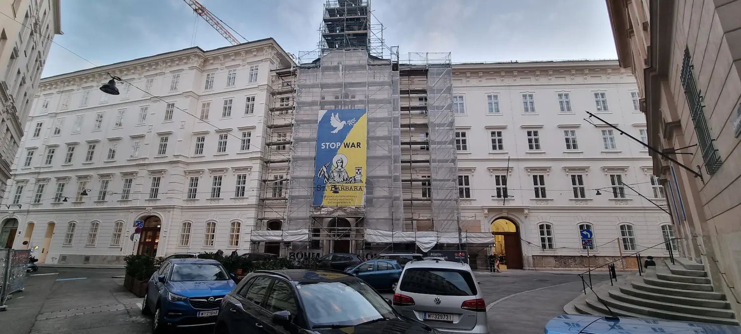 Historický bytový dom s novými drevenými oknami v pôvodnom štýle.