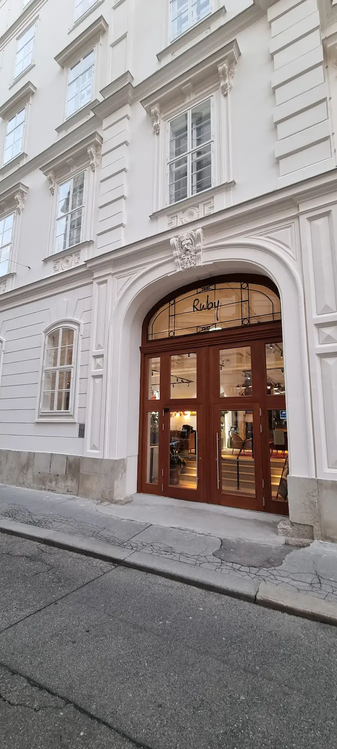 Luxusné drevené dvere s horným presklením a zdobením.