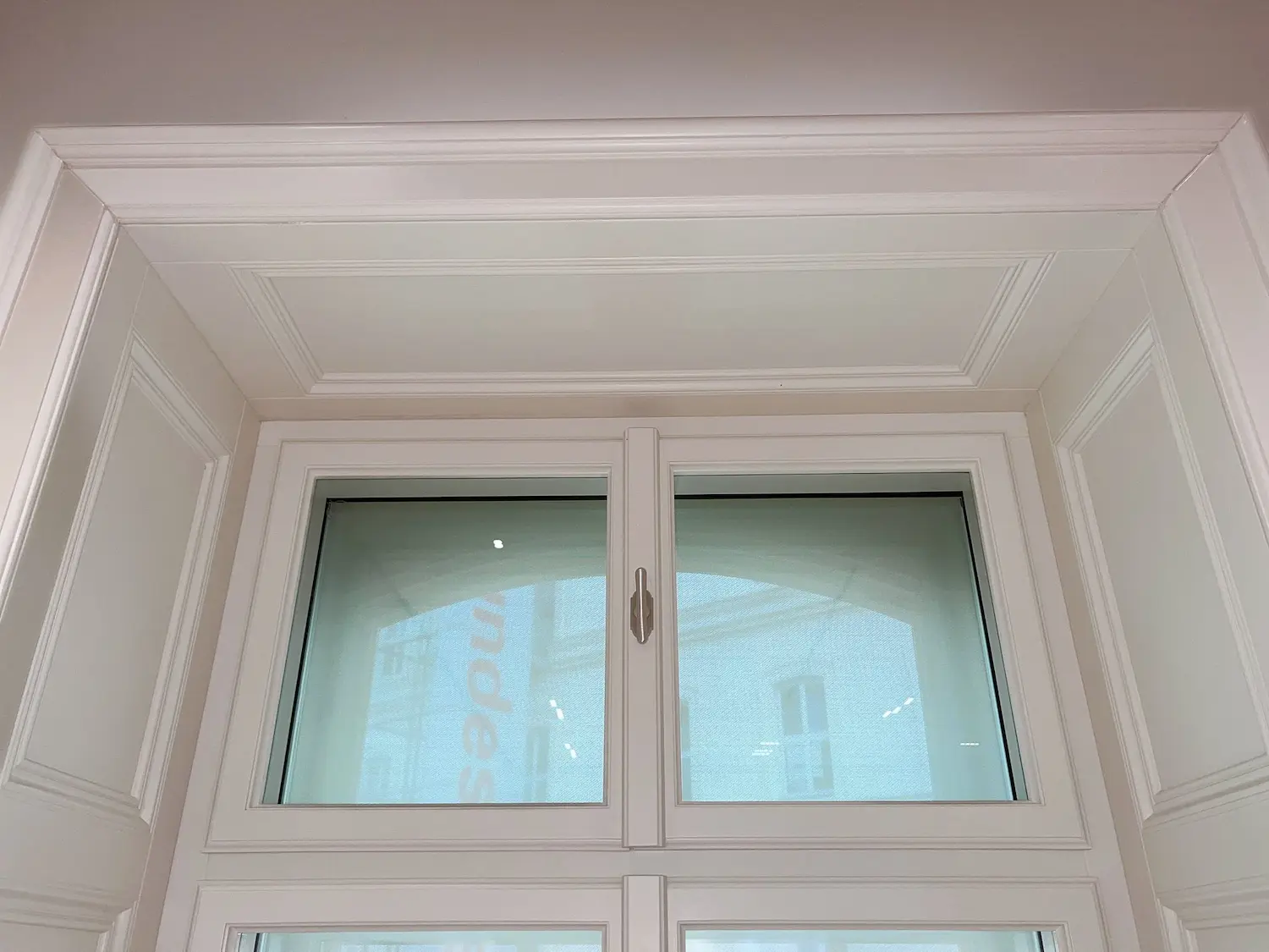 Nové drevené okná s vysokým útlmom hluku v centre Viedne.