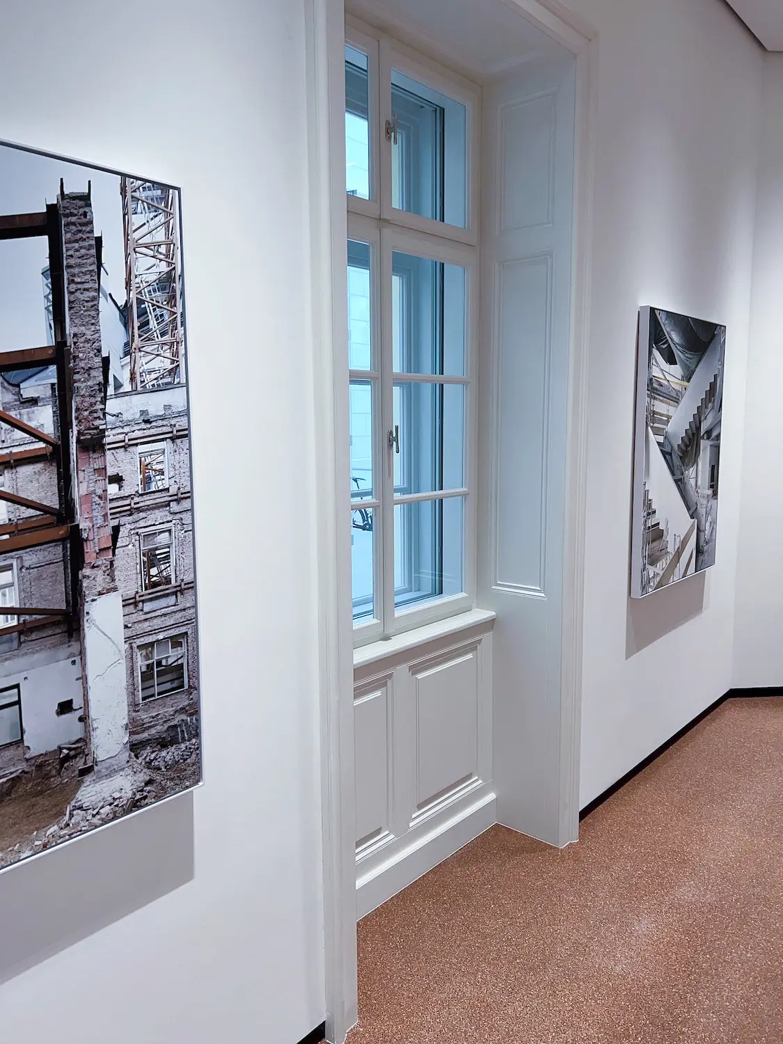 Precízne napojenie dreveného okna na interiérový parapet.