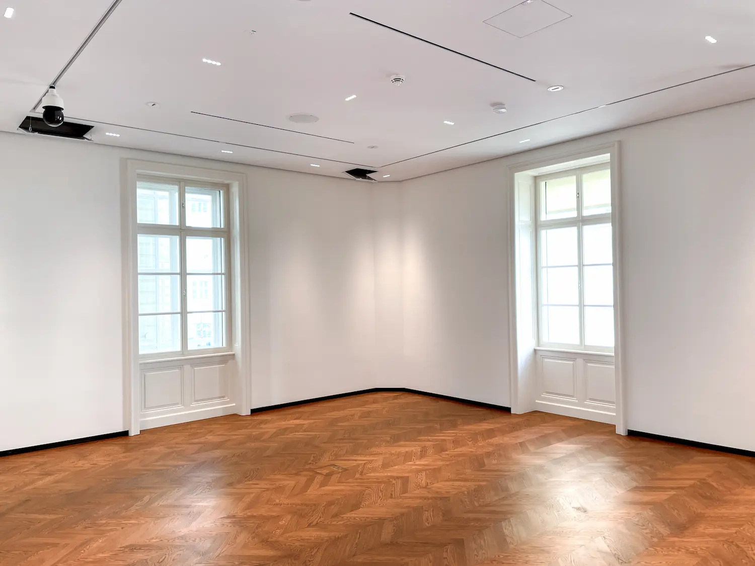 Harmónia bieleho dreveného okna a precízneho stolárskeho obkladu.