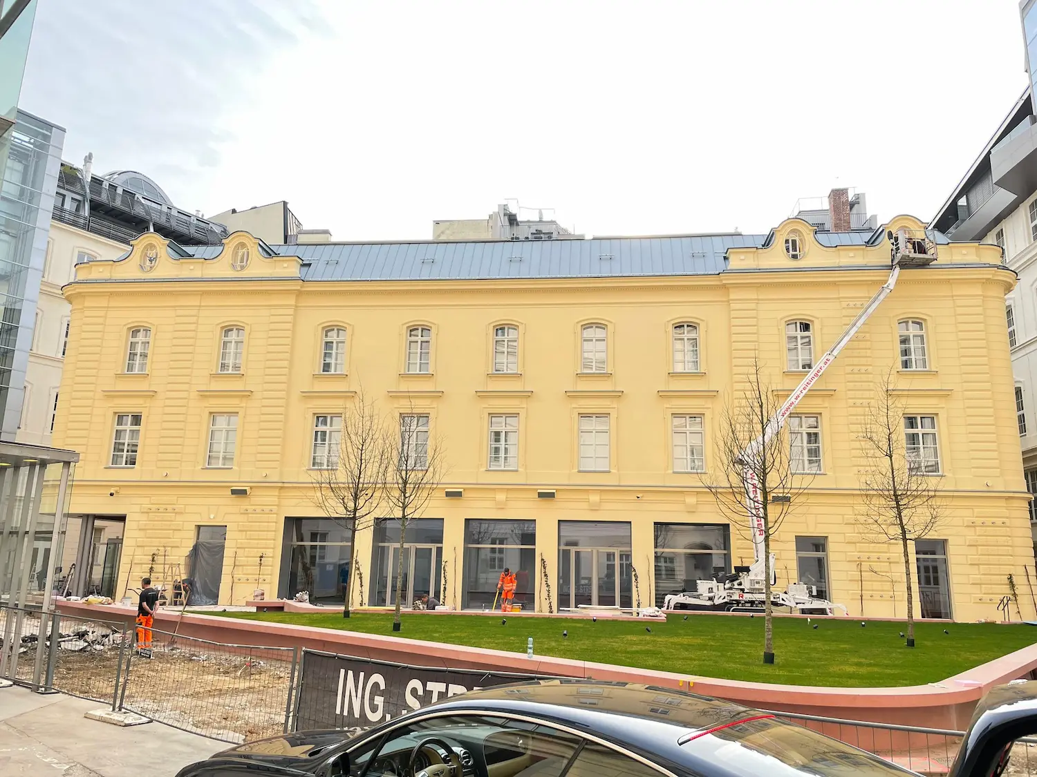 Žltá fasáda s rytmickým osadením bielych drevených kastlových okien.