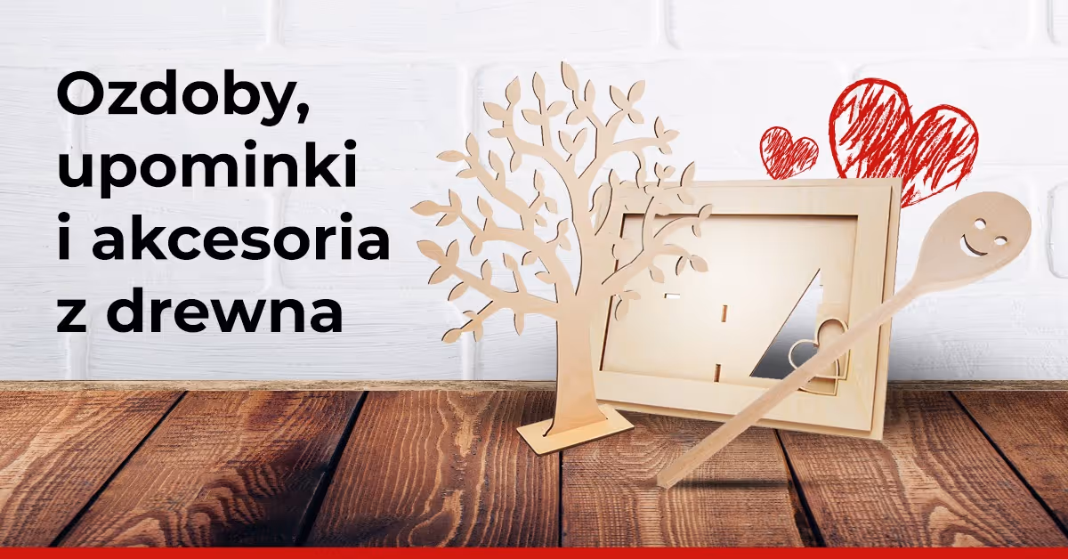 Drewniane ozdoby: drzewko, ramka do zdjęć i łyżka z uśmiechem na tle białej ściany z czerwonymi sercami.