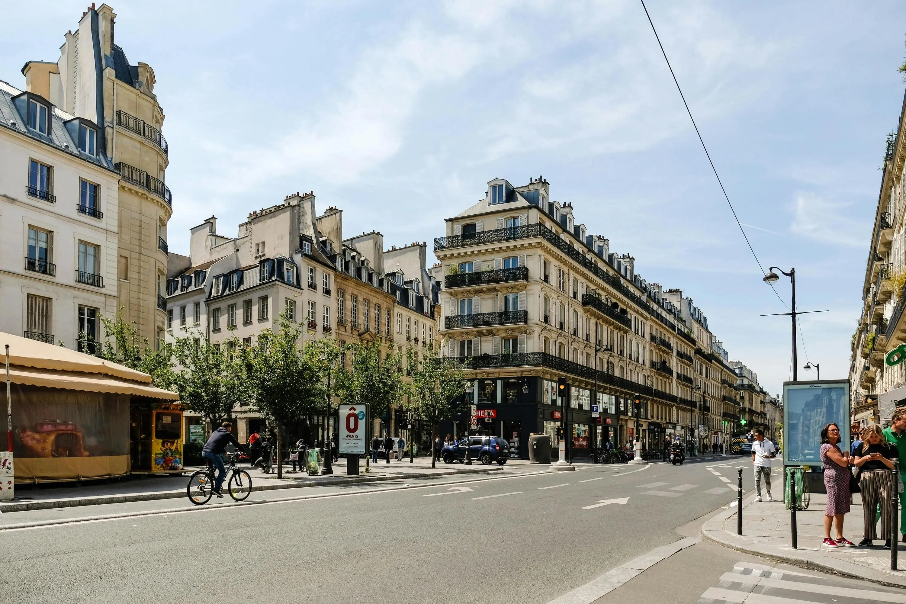 Hall d'immeuble en copropriété avec gardien