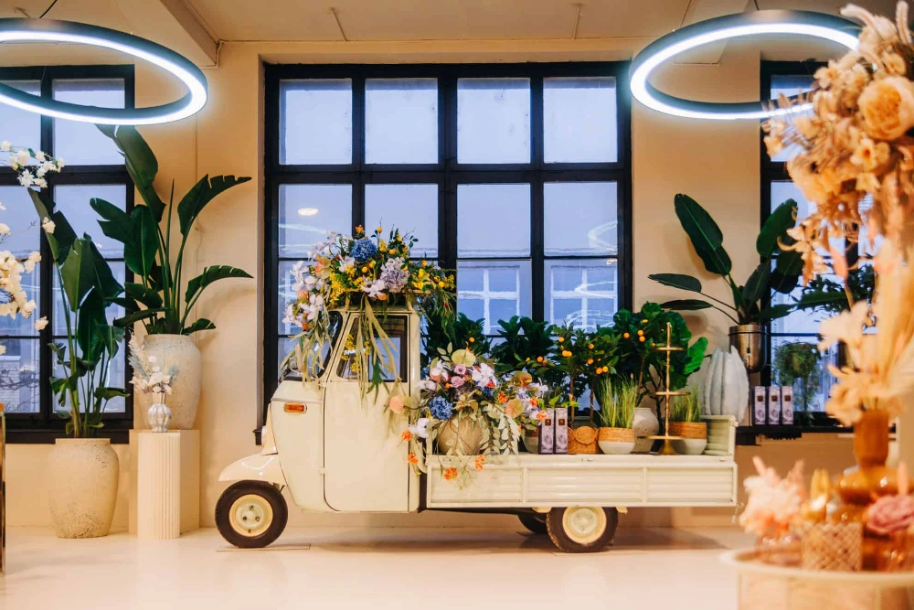 Hochzeitsfotograf – und Videograf besucht. Blumige Hochzeitsvisionen werden Realität